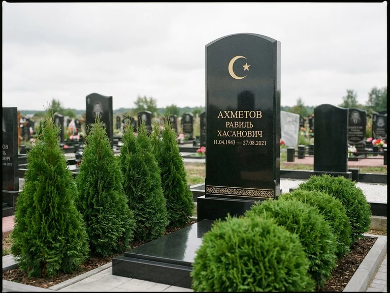 Гравировка полумесяца на памятник в Краснодаре — памятник из чёрного гранита с гравировкой