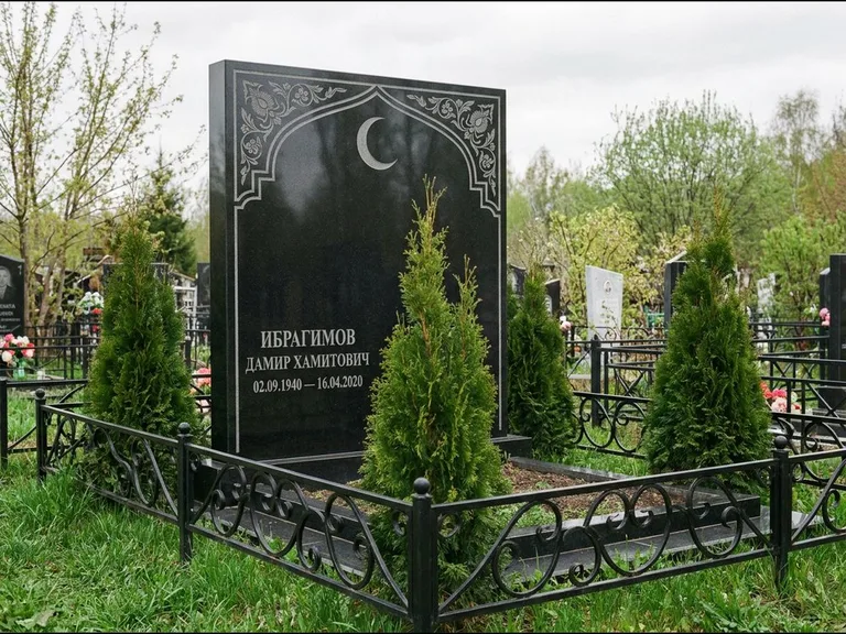Памятник с гравировкой полумесяца — гравировка полумесяца в восточной арке с орнаментом, работа «Ибрагимов» в Краснодаре