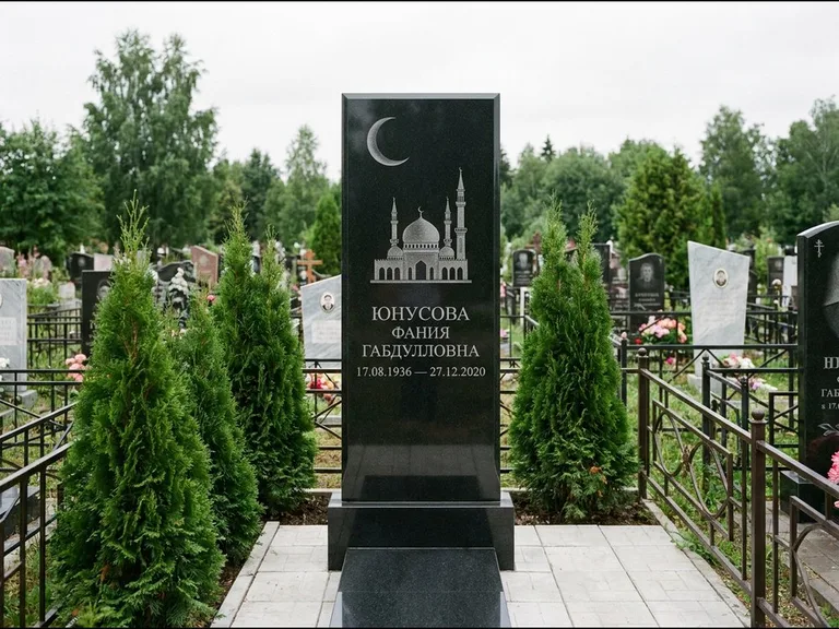 Памятник с гравировкой полумесяца — гравировка полумесяца над силуэтом мечети, работа «Юнусова» в Краснодаре