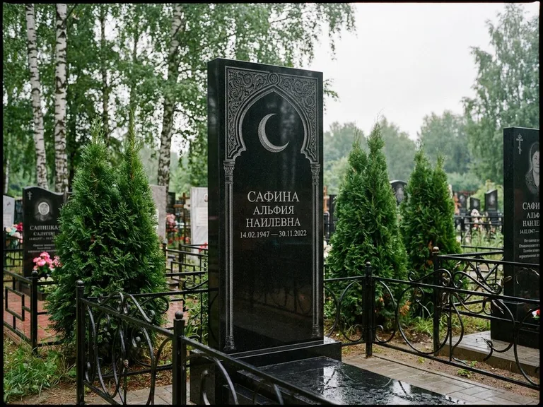 Памятник с гравировкой полумесяца — гравировка полумесяца в восточной арке с орнаментом, работа «Сафина» в Краснодаре
