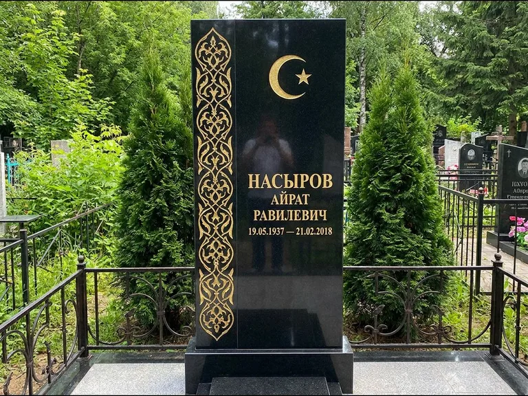 Памятник с гравировкой полумесяца — золочёный полумесяц и колонна растительного орнамента-ислими, работа «Насыров» в Краснодаре