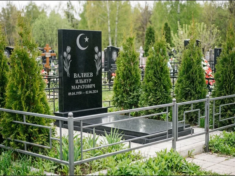 Памятник с гравировкой полумесяца — гравировка полумесяца со звездой и тюльпанами по бокам, работа «Валиев» в Краснодаре