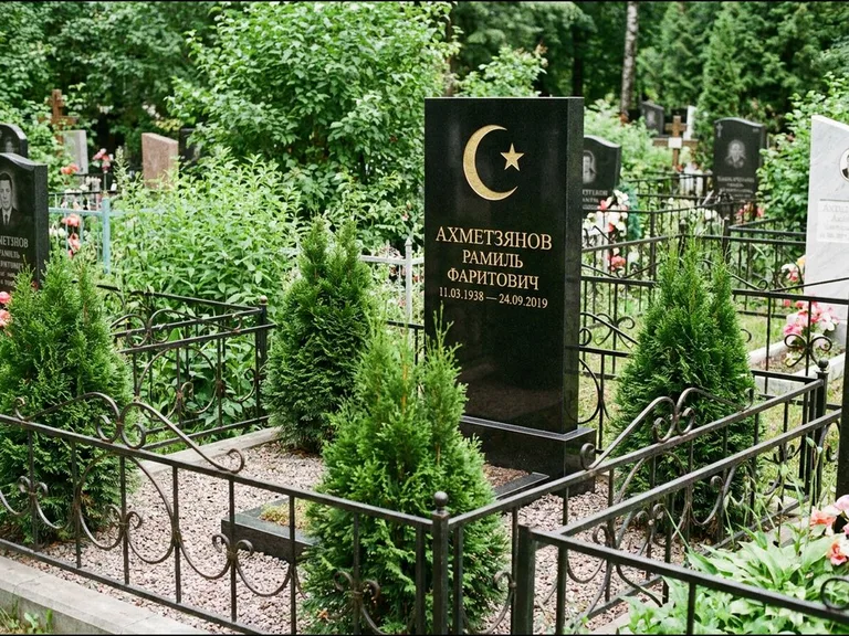 Памятник с гравировкой полумесяца — золочёная гравировка полумесяца со звездой в верхней части с, работа «Ахметзянов» в Краснодаре