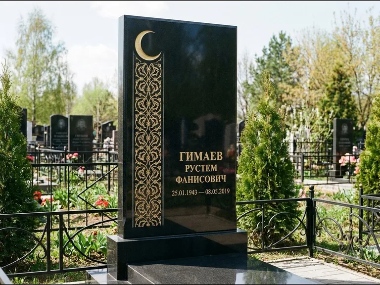 Памятник с гравировкой полумесяца — золочёный полумесяц и колонна растительного орнамента-ислими, работа «Гимаев» в Краснодаре