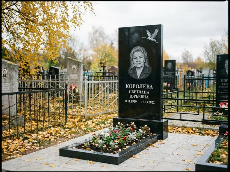 Памятник с гравировкой журавлей — белая гравировка клина журавлей, уходящего в верхний угол ст, работа «Королёва» в Краснодаре