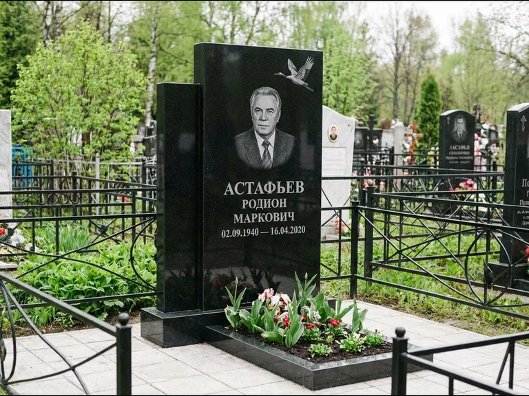 Памятник с гравировкой журавлей — гравировка одиночного летящего журавля над портретом, работа «Астафьев» в Краснодаре