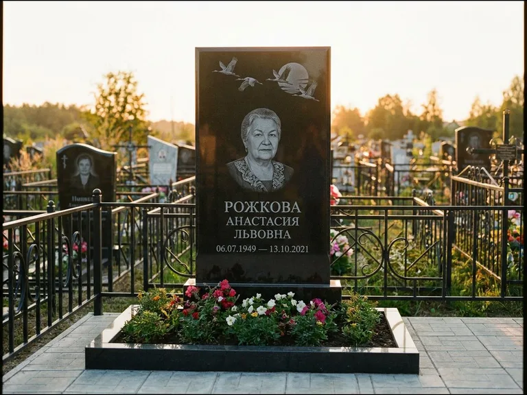 Памятник с гравировкой журавлей — гравировка клина журавлей на фоне солнечного диска, работа «Рожкова» в Краснодаре