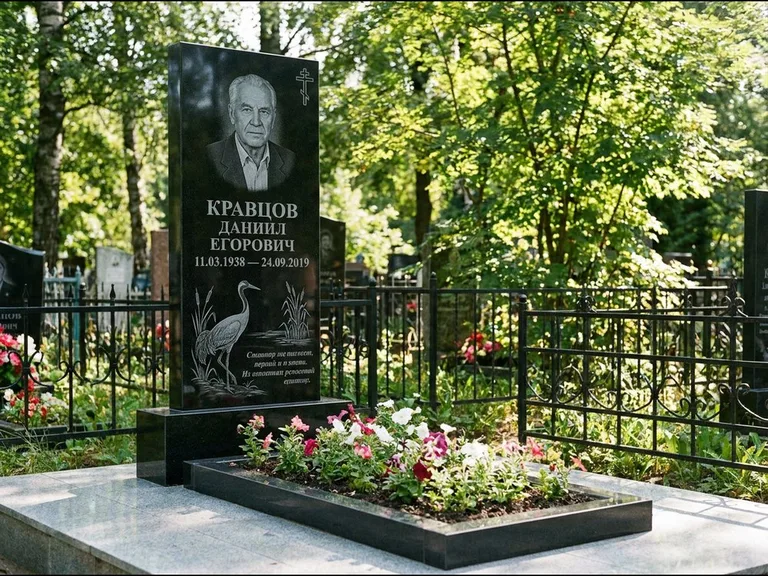 Памятник с гравировкой журавлей — гравировка журавля у камышей рядом с эпитафией, работа «Кравцов» в Краснодаре