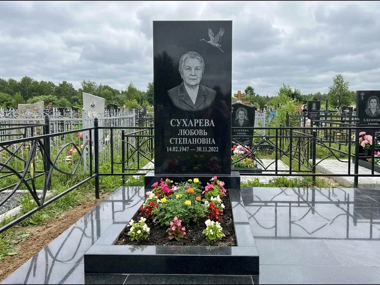 Памятник с гравировкой журавлей — гравировка одиночного летящего журавля над портретом, работа «Сухарева» в Краснодаре