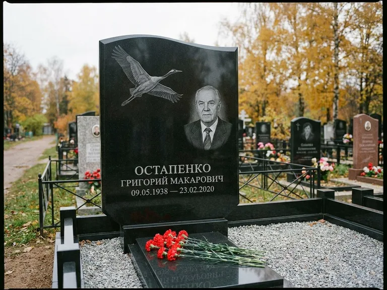 Памятник с гравировкой журавлей — гравировка журавлей, работа «Остапенко» в Краснодаре
