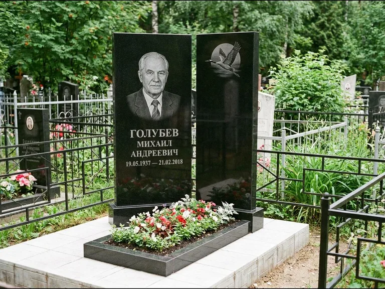 Памятник с гравировкой журавлей — гравировка клина журавлей на фоне солнечного диска, работа «Голубев» в Краснодаре