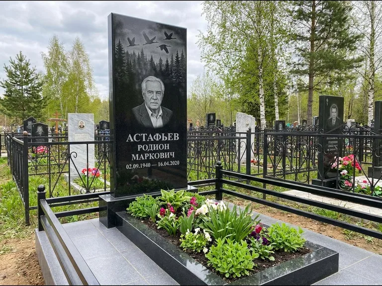 Памятник с гравировкой журавлей — гравировка силуэтов журавлей над еловым лесом, работа «Астафьев» в Краснодаре