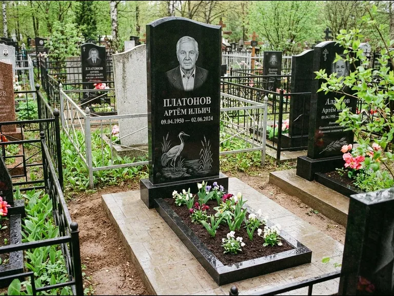 Памятник с гравировкой журавлей — гравировка журавля у камышей рядом с эпитафией, работа «Платонов» в Краснодаре