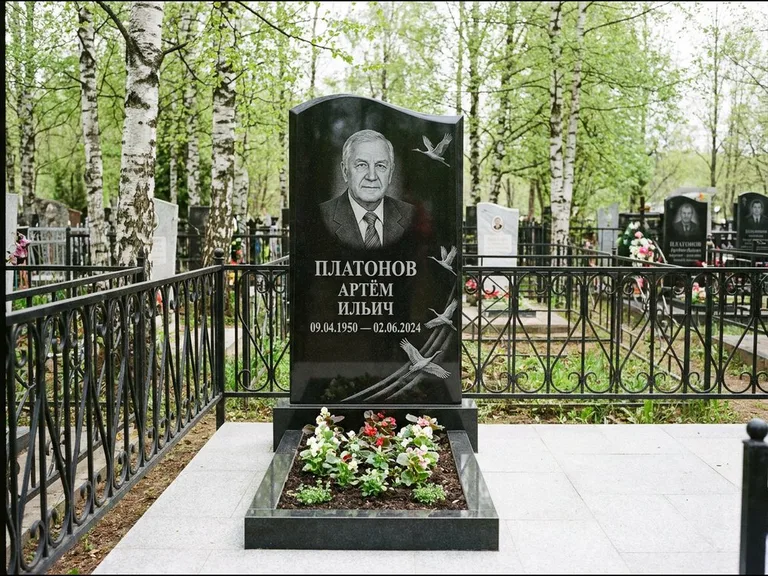 Памятник с гравировкой журавлей — гравировка трёх журавлей по диагонали через свободное поле с, работа «Платонов» в Краснодаре