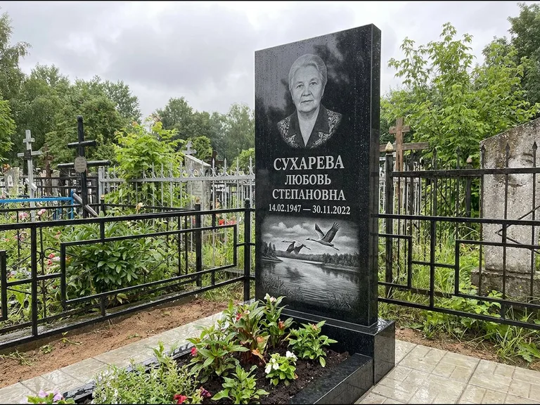 Памятник с гравировкой журавлей — гравировка пары журавлей над гладью озера в нижней части, работа «Сухарева» в Краснодаре