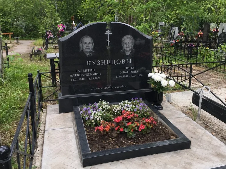 Семейный гранитный памятник на Славянском кладбище