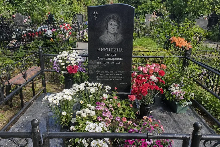 Памятник в живых цветах на Славянском кладбище