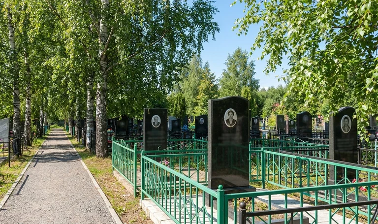 Памятники на Братском кладбище в Ростове-на-Дону