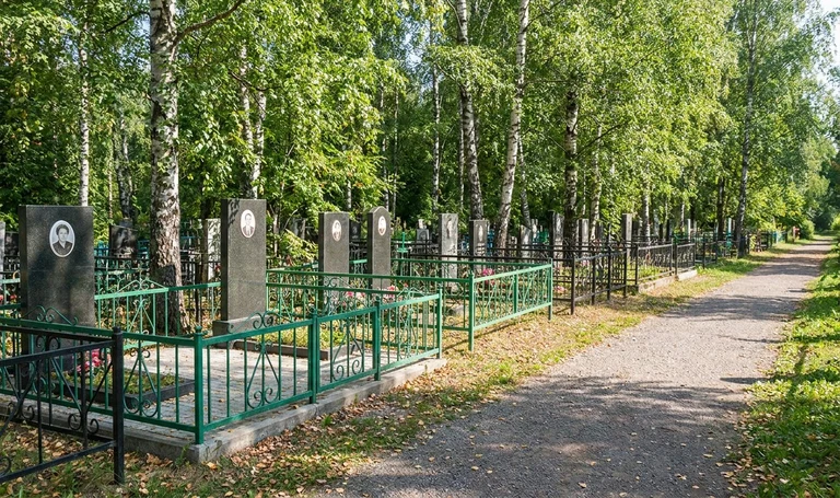 Памятники на Городском кладбище №4 в Нижневартовске