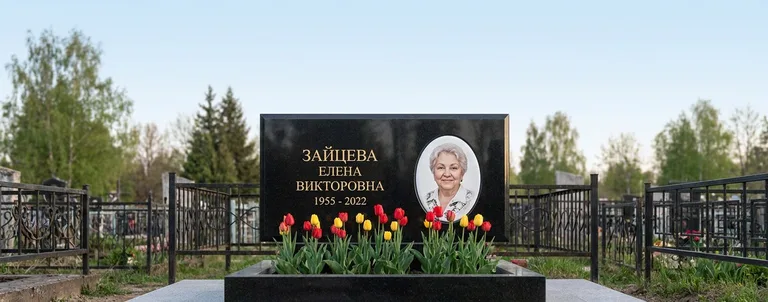 Памятник с оградой, Гранитные памятники, цветники и благоустроенные участки — работы мастерской «Мастер Каменев»