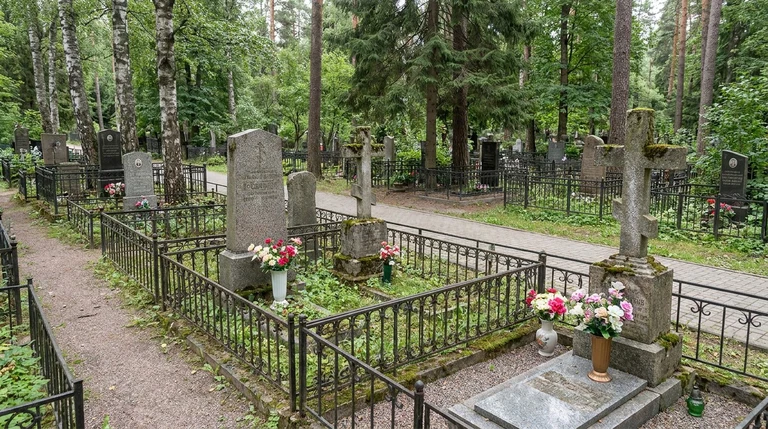 Гранитный памятник на семейном участке Красносельского кладбища в Красном Селе