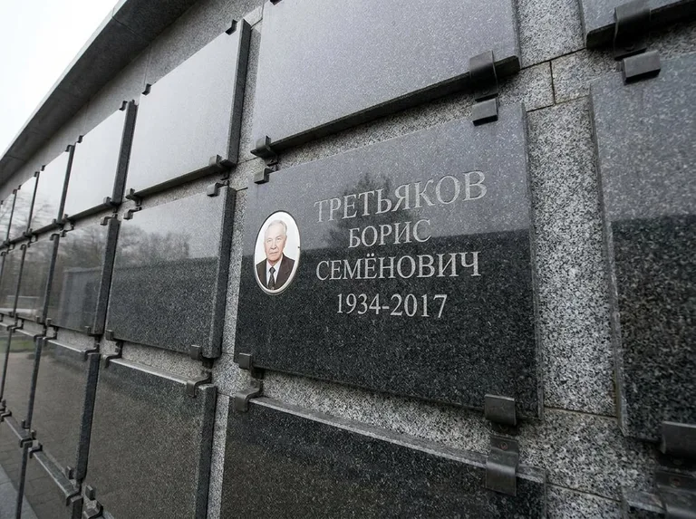 Аллея на Люблинском кладбище в Москве