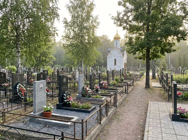 Аллея на Сестрорецком кладбище в Санкт-Петербурге