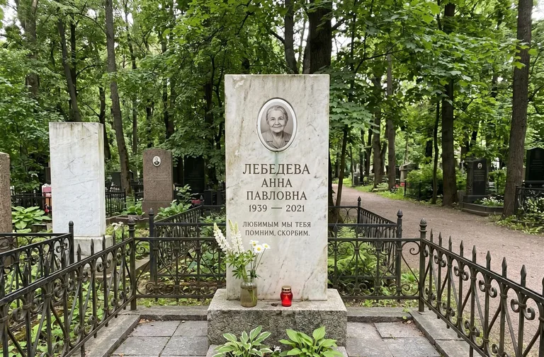Памятник в историческом стиле на Всесвятском кладбище