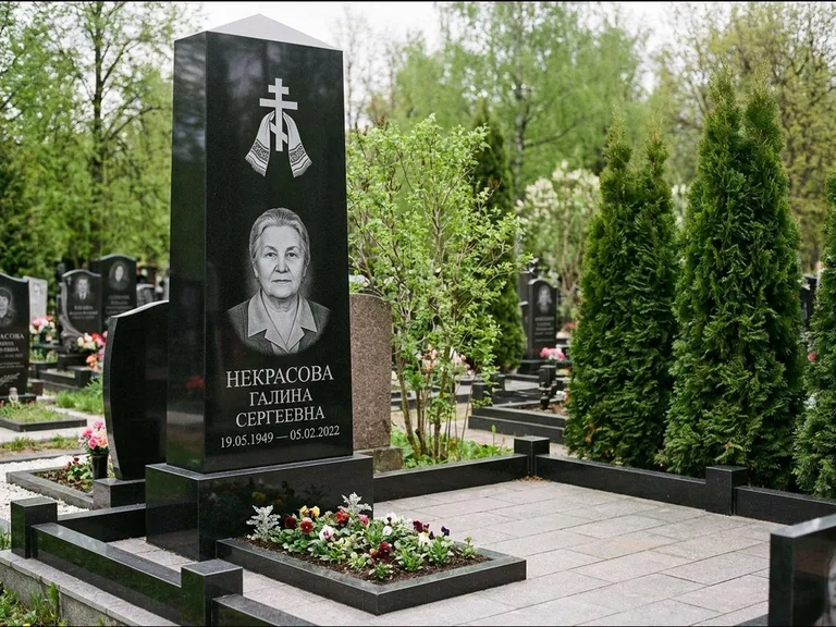 Памятник из чёрного гранита — стела-пилон с ажурным резным крестом, работа «Ерофеева» в Краснодаре
