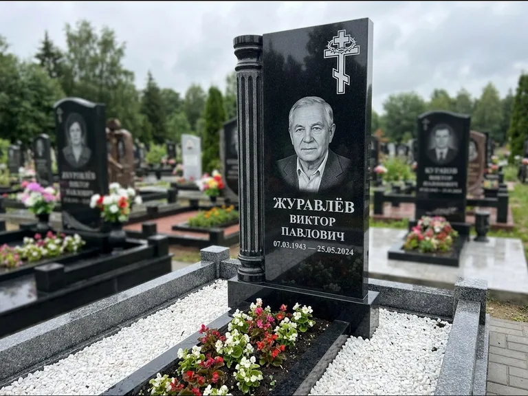 Памятник из чёрного гранита — семейный мемориал из двух стел с крестом с рушником, работа «Гущин» в Краснодаре