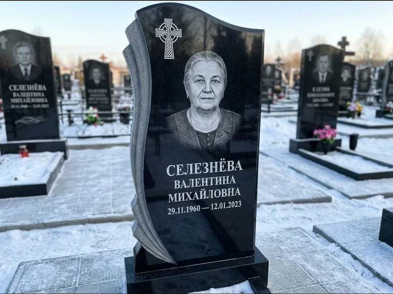 Памятник из чёрного гранита — восьмигранный обелиск с кельтским крестом, работа «Некрасова» в Краснодаре