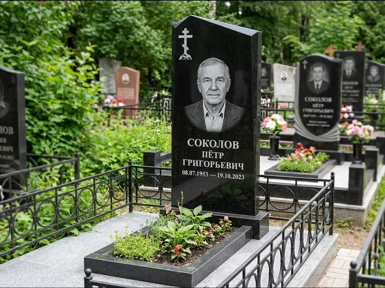 Памятник из чёрного гранита — полукруглая стела с крестом на Голгофе, работа «Журавлёв» в Краснодаре