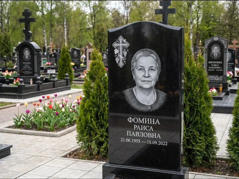 Памятник из чёрного гранита — двухцветная стела с крестом с распятием, работа «Одинцова» в Краснодаре