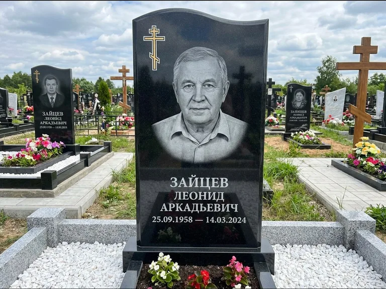 Памятник из чёрного гранита — горизонтальная семейная стела с аркой с процветшим крестом с виноградной лозой, работа «Верещагин» в Краснодаре