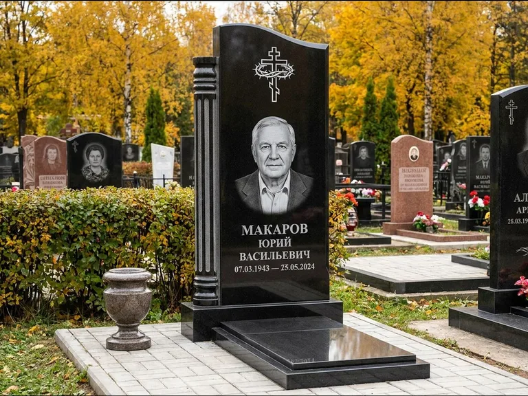 Памятник из чёрного гранита — асимметричная стела с крестом с рушником, работа «Панкратов» в Краснодаре