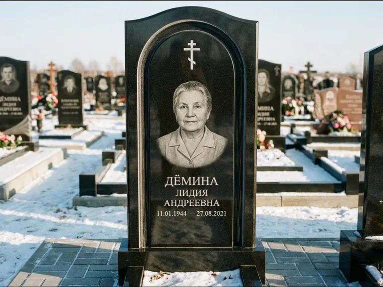 Памятник из чёрного гранита — стела-триптих с крестом с терновым венцом, работа «Ерофеева» в Краснодаре
