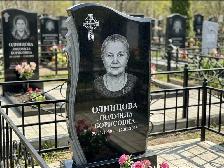 Памятник из чёрного гранита — стела с портретным овалом с кельтским крестом, работа «Савельева» в Краснодаре