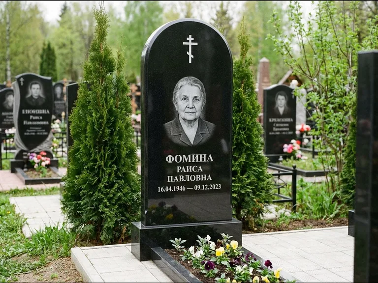 Памятник из чёрного гранита — вертикальная стела с латинским крестом, работа «Некрасова» в Краснодаре