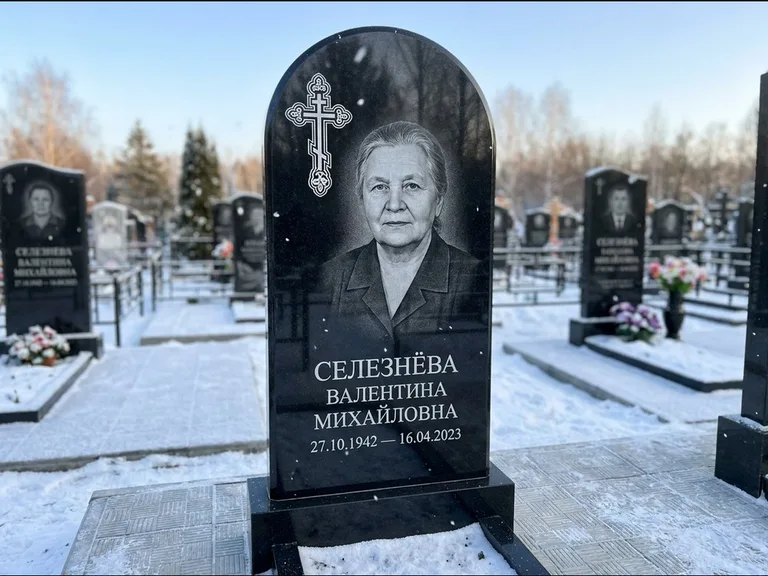Памятник из чёрного гранита — массивная стела с крестом в лучах с крестом в лучах, работа «Одинцова» в Краснодаре