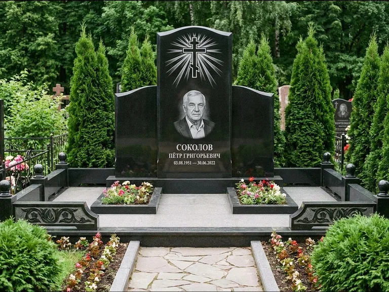 Памятник из чёрного гранита — низкая стела с крестом сбоку с золочёным крестом, работа «Верещагин» в Краснодаре