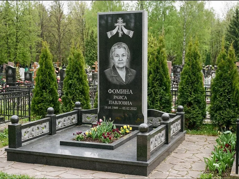 Памятник из чёрного гранита — семейный мемориал с ажурным резным крестом, работа «Мельникова» в Краснодаре