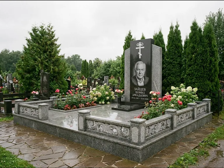 Памятник из чёрного гранита — стела с двумя портретами с крестом с рушником, работа «Богданов» в Краснодаре