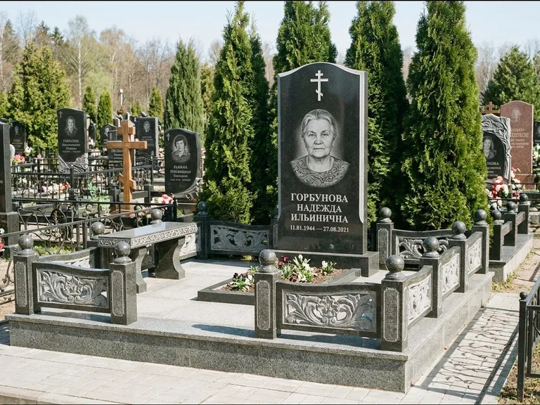 Памятник из чёрного гранита — стела с золочёным крестом с крестом с терновым венцом, работа «Селезнёва» в Краснодаре