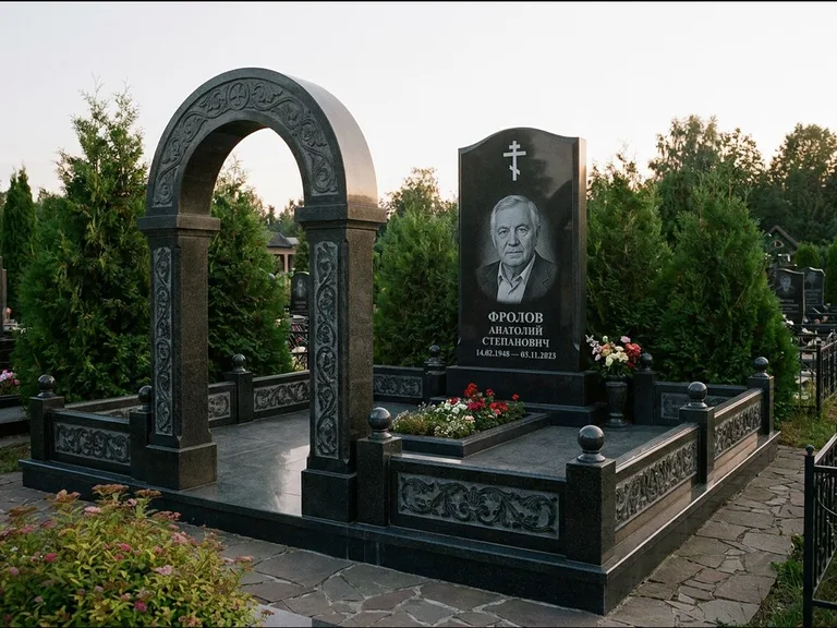 Памятник из чёрного гранита — высокая стела с процветшим крестом с православным восьмиконечным крестом, работа «Панкратов» в Краснодаре