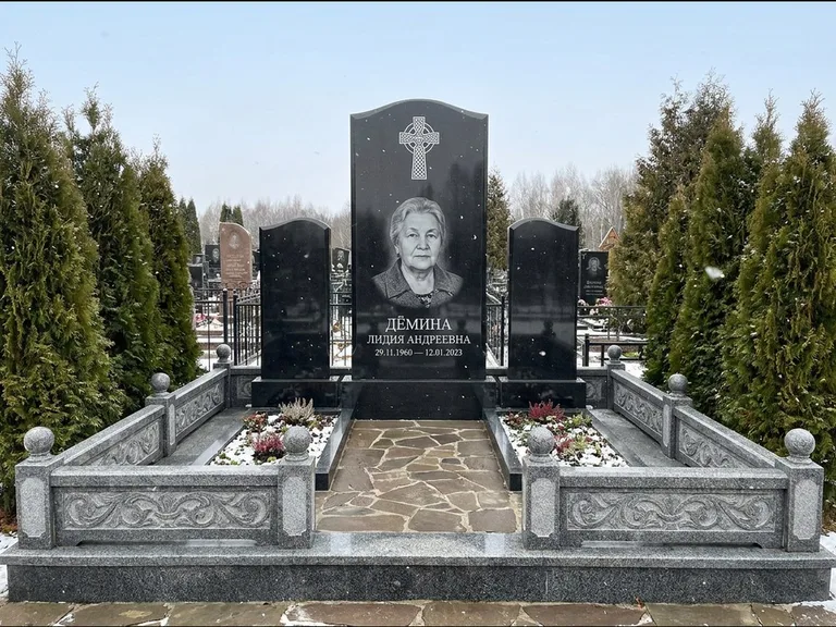 Памятник из чёрного гранита — стела с крестом и ветвью с кельтским крестом, работа «Лаврентьева» в Краснодаре