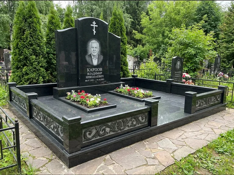 Памятник из чёрного гранита — двойная семейная стела с крестом на Голгофе, работа «Тихонов» в Краснодаре