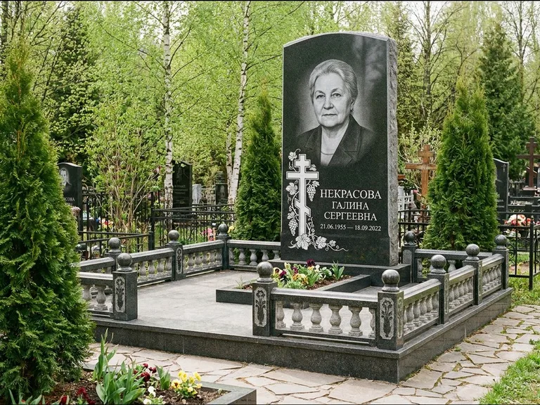 Памятник из чёрного гранита — стела с крестом и книгой с крестом с распятием, работа «Савельева» в Краснодаре