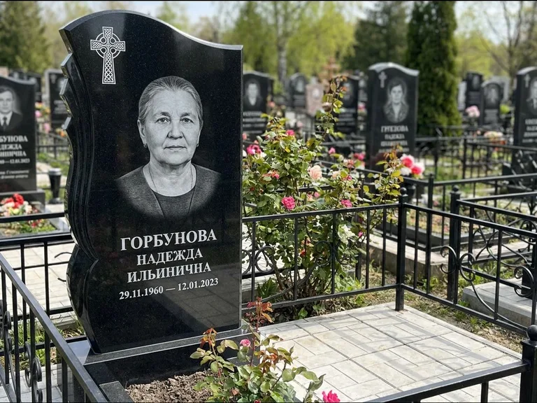 Памятник из чёрного гранита — высокий обелиск с кельтским крестом, работа «Одинцова» в Краснодаре