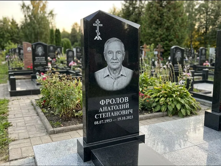 Памятник из чёрного гранита — стела со столиком и скамьёй с крестом на Голгофе, работа «Верещагин» в Краснодаре