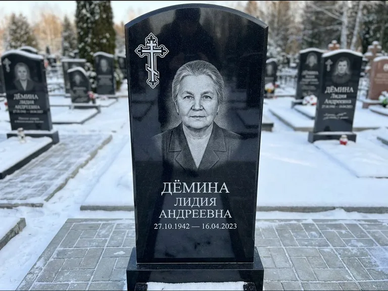 Памятник из чёрного гранита — стела домиком с крестом в лучах, работа «Селезнёва» в Краснодаре